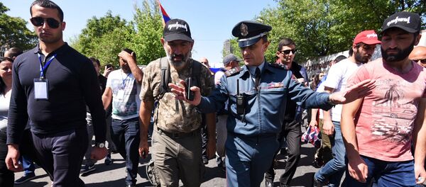 Заменик начелника полиције Јеревана Валериј Осипјан разговара са лидером јерменске опозиције Николом Пашињаном на протест у Јеревану Заменик начелника полиције Јеревана Валериј Осипјан разговара са лидером јерменске опозиције Николом Пашињаном на протест у Јеревану - Sputnik Србија