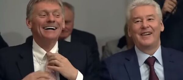 Дмитриј Песков се смеје на Путинову шалу - Sputnik Србија