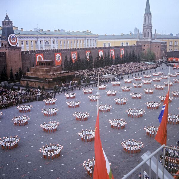 Мир, рад, мај! Како су Совјети прослављали Дан рада - Sputnik Србија