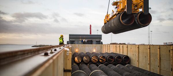 Ukrcavanje cevi na brod u severnoj nemačkoj luci Mukran - Sputnik Srbija