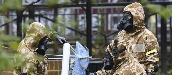 Pripadnici britanske vojske uzimaju uzorke sa mesta trovanja bivšeg ruskog agenta Sergeja Skripalja i njegove ćerke Julije u Solsberiju - Sputnik Srbija