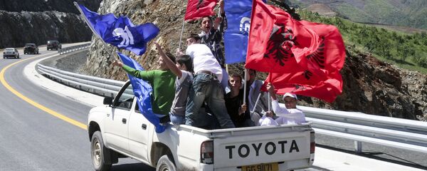 Ljudi mašu zastavama Albanije i NATO-a u Albaniji. Ljudi mašu zastavama Albanije i NATO-a u Albaniji. - Sputnik Srbija