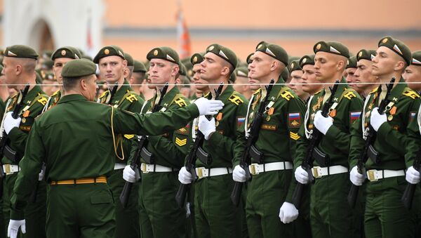 Војници парадних одреда пре почетка генералне пробе војне параде на Црвеном тргу у Москви посвећеној 73. годишњици победе у Другом светском рату - Sputnik Србија