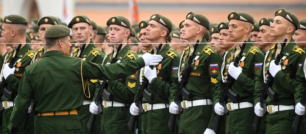 Vojnici paradnih odreda pre početka generalne probe vojne parade na Crvenom trgu u Moskvi posvećenoj 73. godišnjici pobede u Drugom svetskom ratu - Sputnik Srbija