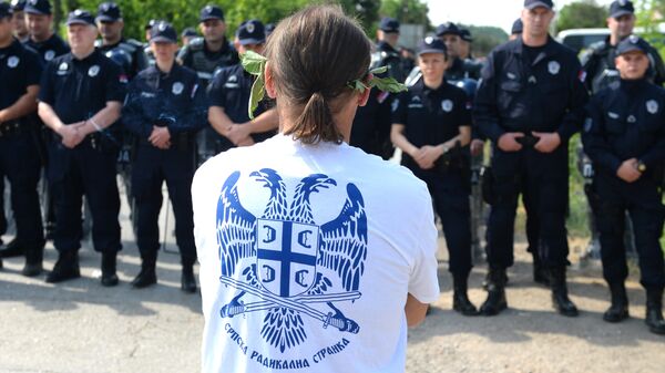 Припадник СРС испред полицијског кордона у Хртковцима Припадник СРС испред полицијског кордона у Хртковцима - Sputnik Србија
