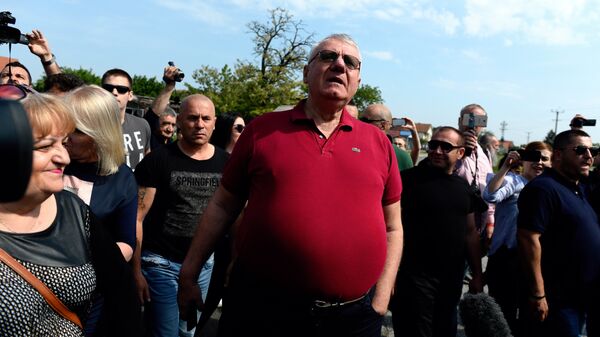 Лидер Српске радикалне странке Војислав Шешељ на скупу у Јарку Лидер Српске радикалне странке Војислав Шешељ на скупу у Јарку - Sputnik Србија