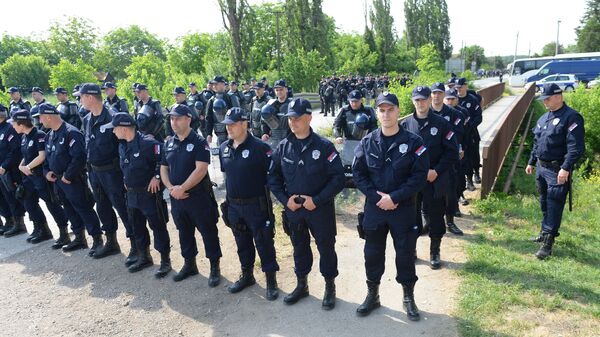 Јаке полицијске снаге на уласку у Хртковце Јаке полицијске снаге на уласку у Хртковце - Sputnik Србија