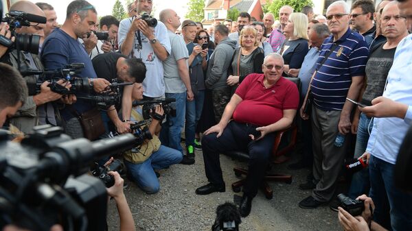 Лидер радикала Војислав Шешељ окружен присталицама пре полицијским кордоном у Јарку Лидер радикала Војислав Шешељ окружен присталицама пре полицијским кордоном у Јарку - Sputnik Србија