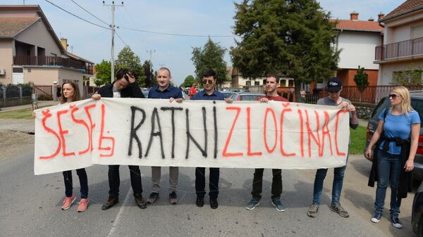Противници скупа радикала у Хртковцима Противници скупа радикала у Хртковцима - Sputnik Србија