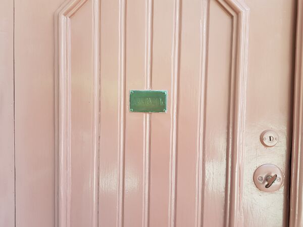 Плочица са натписом: „А. П. Чехов“ на вратима куће. - Sputnik Србија