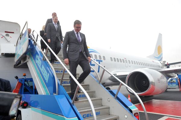Aleksandar Vučić po sletanju na aerodrom u Istanbulu Aleksandar Vučić po sletanju na aerodrom u Istanbulu - Sputnik Srbija