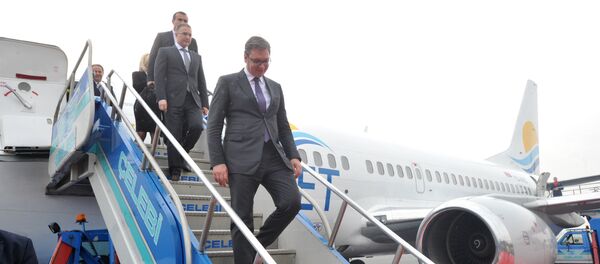 Александар Вучић по слетању на аеродром у Истанбулу - Sputnik Србија