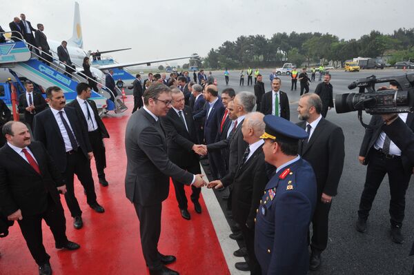 Aleksandar Vučić se pozdravlja sa delegacijom Turske na aerodromu u Istanbulu Aleksandar Vučić se pozdravlja sa delegacijom Turske na aerodromu u Istanbulu - Sputnik Srbija