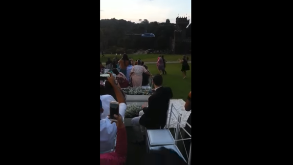 На бразилској свадби се срушио хеликоптер са младом (видео) - Sputnik Србија