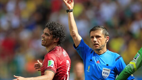 Milorad Mažić pokazuje crveni karton Pepeu na utakmici svetskog prvenstva 2014. u Brazilu između Nemačke i Portugalije. - Sputnik Srbija