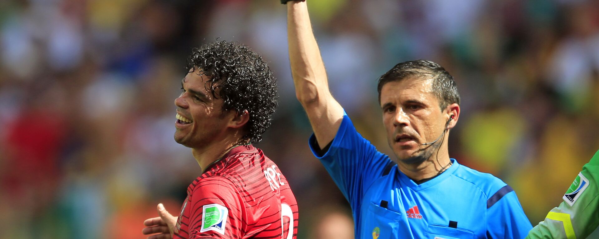 Milorad Mažić pokazuje crveni karton Pepeu na utakmici svetskog prvenstva 2014. u Brazilu između Nemačke i Portugalije. - Sputnik Srbija, 1920, 27.06.2023
