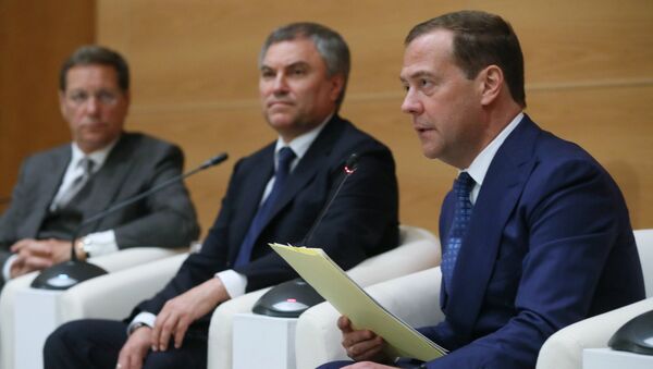Kandidat za premijera Rusije Dmitrij Medvedev sa poslanicima frakcije Jedinstvena Rusija u Državnoj dumi - Sputnik Srbija