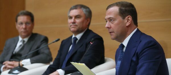 Kandidat za premijera Rusije Dmitrij Medvedev sa poslanicima frakcije Jedinstvena Rusija u Državnoj dumi Kandidat za premijera Rusije Dmitrij Medvedev sa poslanicima frakcije Jedinstvena Rusija u Državnoj dumi - Sputnik Srbija