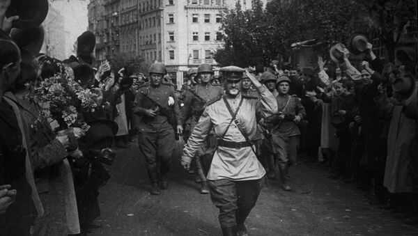 Становници Београда поздрављају совјетске војнике након ослобођења у Другом светском рату - Sputnik Србија