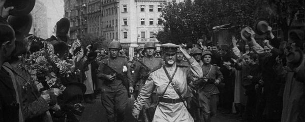 Становници Београда поздрављају совјетске војнике након ослобођења у Другом светском рату Становници Београда поздрављају совјетске војнике након ослобођења у Другом светском рату - Sputnik Србија