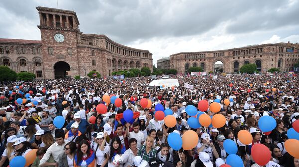 Присталице Николе Пашињана окупљене на Тргу републике у Јеревану - Sputnik Србија