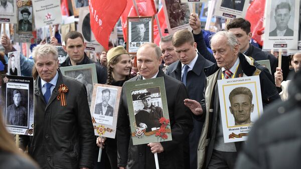 Predsednik Rusije Vladimir Putin učestvuje u šetnji Besmrtnog puka u Moskvi - Sputnik Srbija