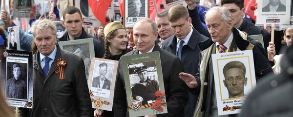 Председник Русије Владимир Путин учествује у шетњи Бесмртног пука у Москви - Sputnik Србија