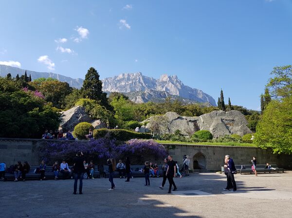 Парк испред дворца Воронцовски на Јалти.  - Sputnik Србија