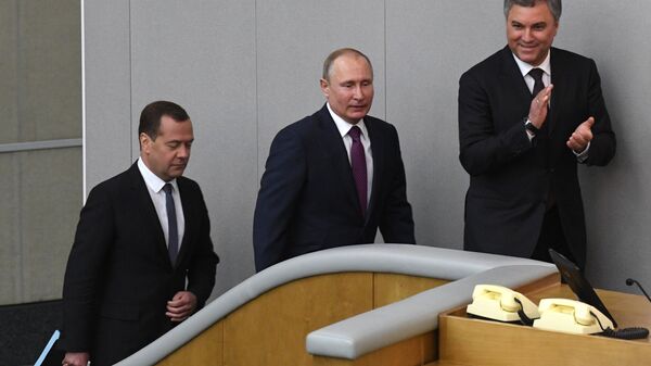 Kandidat za mesto premijera Rusije Dmitrij Medvedev i predsednik Rusije Vladimir Putin u Državnoj dumi - Sputnik Srbija