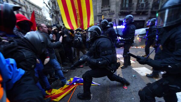 Сукоб шпанске полиције са демонстрнтима у Барселони - Sputnik Србија