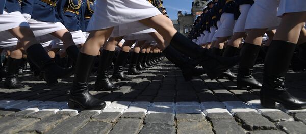 Suknje, osmesi i ubojito oružje — najlepši deo Dana pobede - Sputnik Srbija