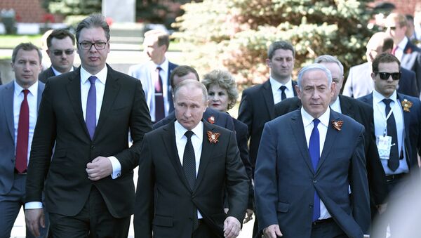 Aleksandar Vučić, Vladimir Putin i Benjamin Netanjahu  na paradi u Moskvi. - Sputnik Srbija