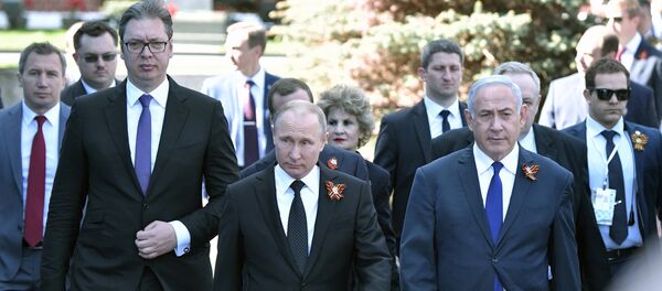 Александар Вучић, Владимир Путин и Бењамин Нетанјаху  на паради у Москви. - Sputnik Србија