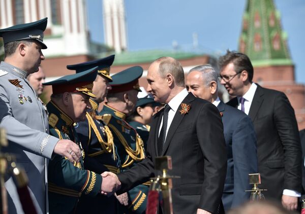 Александар Вучић, Владимир Путин и Бењамин Нетанјаху на паради у Москви. Александар Вучић, Владимир Путин и Бењамин Нетанјаху на паради у Москви. - Sputnik Србија