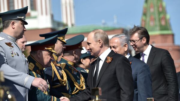 Aleksandar Vučić, Vladimir Putin i Benjamin Netanjahu  na paradi u Moskvi. - Sputnik Srbija