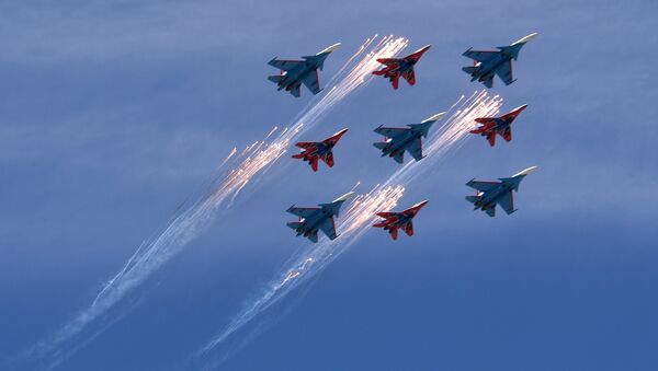 Lovci-bombarderi Su-30SM i MiG-29 nadleću Kremlj povodom Dana pobede u Moskvi. - Sputnik Srbija