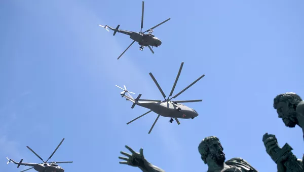 Тешки транспортни хеликоптер Ми-26 и вишенаменски хеликоптери Ми-8АМТШ надлећу Кремљ поводом Дана победе у Москви. - Sputnik Србија
