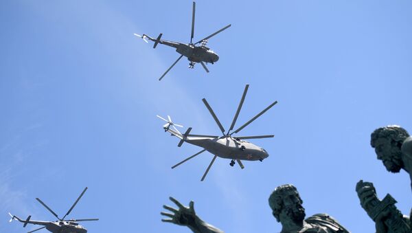 Teški transportni helikopter Mi-26 i višenamenski helikopteri Mi-8AMTŠ nadleću Kremlj povodom Dana pobede u Moskvi. - Sputnik Srbija