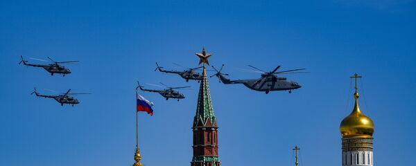 Teški transportni helikopter Mi-26 i višenamenski helikopteri Mi-8AMTŠ nadleću Kremlj povodom Dana pobede u Moskvi. Teški transportni helikopter Mi-26 i višenamenski helikopteri Mi-8AMTŠ nadleću Kremlj povodom Dana pobede u Moskvi. - Sputnik Srbija