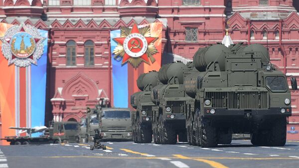 Protivvazdušni raketni sistem S-400 „Trijumf“ na paradi na Crvenom trgu u Moskvi za Dan pobede - Sputnik Srbija
