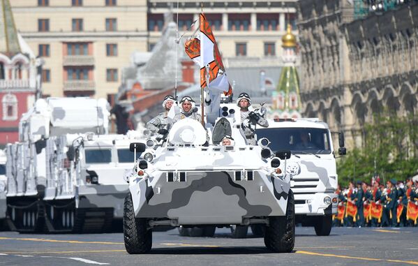 Дефиле оклопних возила: Погонска снага моћне руске војске - Sputnik Србија
