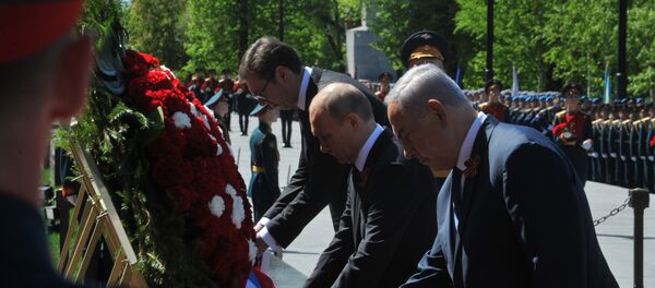 Председник Србије Александар Вучић, председник Русије Владимир Путин и премијер Израела Бењамин Нетанијаху полажу венце на споменик Незнаном јунаку у Москви. - Sputnik Србија