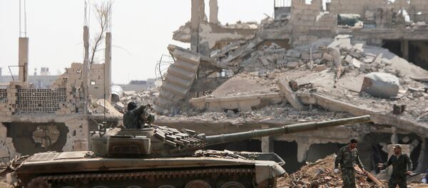 Припадници сиријских владиних снага у близини палестинског кампа Јармук у предграђу Дамаска - Sputnik Србија