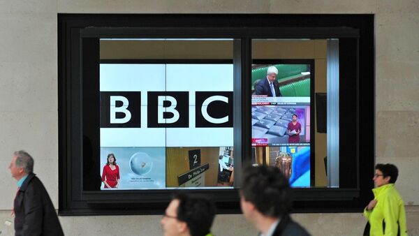 Лого Би-би-сија на екрану у новој згради у Лондону. - Sputnik Србија