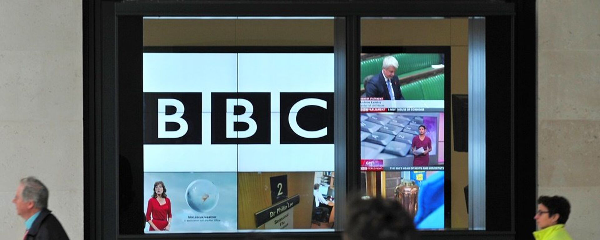 Лого Би-би-сија на екрану у новој згради у Лондону. - Sputnik Србија, 1920, 26.05.2018