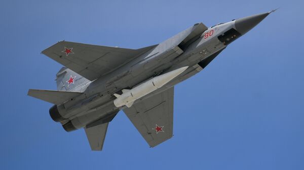 МиГ-31 са ракетом Кинџал на војној паради - Sputnik Србија