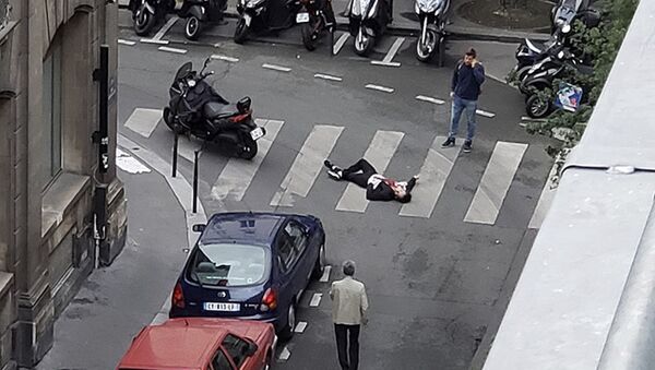 Тело неидентификованог мушкарца на улици након напада ножем у Паризу - Sputnik Србија