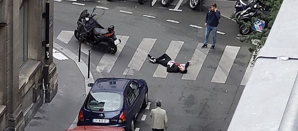 Telo neidentifikovanog muškarca na ulici nakon napada nožem u Parizu Telo neidentifikovanog muškarca na ulici nakon napada nožem u Parizu - Sputnik Srbija