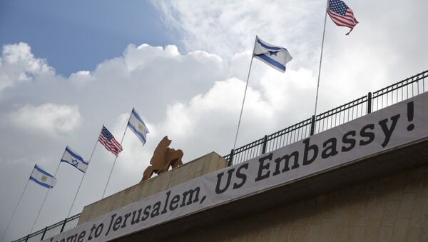 Транспарент на мосту који води ка амбасади САД у Јерусалиму - Sputnik Србија