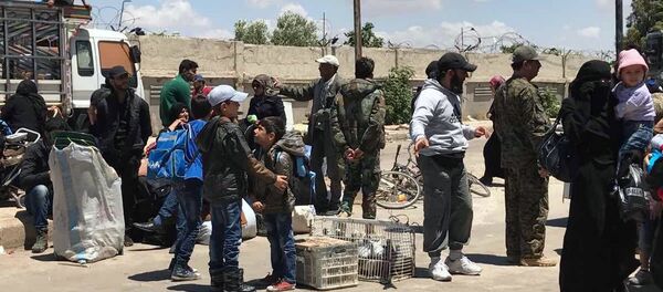 Последња етапа извођења милитаната из четврти Ел Ваер у сиријском Хомсу Последња етапа извођења милитаната из четврти Ел Ваер у сиријском Хомсу - Sputnik Србија